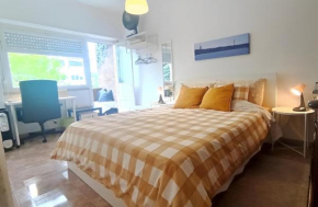 Quarto Cama Queen Lisboa Benfica em apartamento familiar - Casa de banho compartilhada - Temos cão